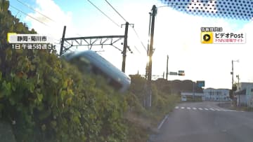 急加速でT字路を突っ切り線路に侵入する車…1万4000人以上の足に影響「ブレーキとアクセル踏み間違えた」