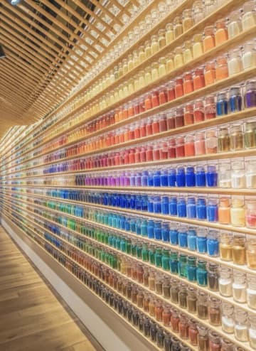 「これだけでもうアート」東京の画材屋、壁一面に広がる色の絶景が圧巻すぎた。絵を描かない人でも絶対に行くべき！？