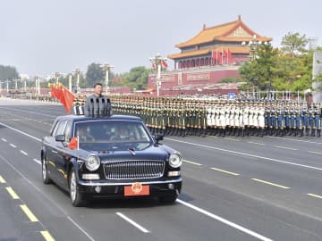 習近平氏、閲兵部隊を観閲