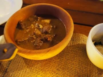 あんたに祝福あれだ。『スカイリム』風の誕生日パーティーを開催したユーザー、作中さながらの料理に装飾品も