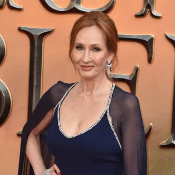 『ファーザー・テッド』作家が反トランスジェンダー発言で逮捕、J・K・ローリングとイーロン・マスクが反発