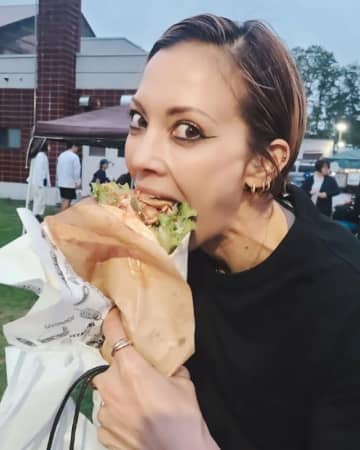 土屋アンナ、“スタイル抜群”ほっそりウエストのコルセット姿で“巨大な腰タトゥー”を堂々披露