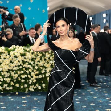 デミ・ムーア、認知症の元夫ブルース・ウィリスを見るのは「辛い」