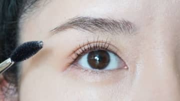 ヘアメイクが教えます！抜け感眉がカギ！若見えする眉の描き方と整え方