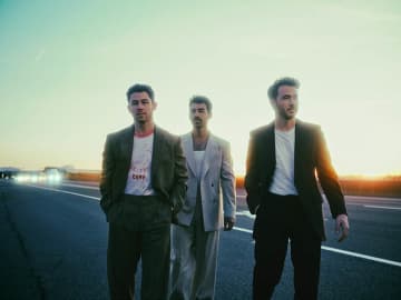 ジョナス・ブラザーズ、ダラスで行われた公演から最新アルバム収録曲「Backwards」を披露した際の映像を公開