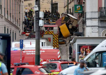 観光客に人気のケーブルカーが脱線事故、１５人死亡　リスボン
