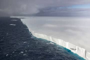 世界最大の氷山「Ａ２３ａ」が分裂、複数の巨大な塊に