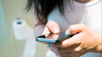 トイレの中でスマホを使うと痔のリスク４６％増大　米研究