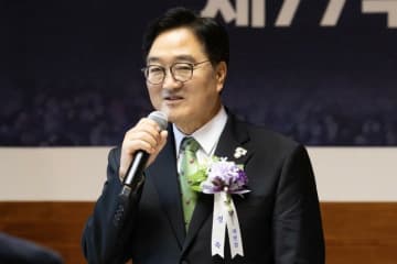 韓国国会議長が金正恩総書記と「握手」＝中国戦勝節