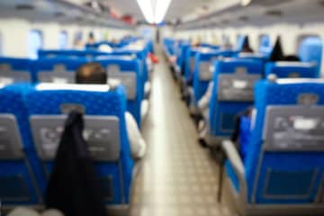3連休初日でも「新幹線は自由席でいける」という友人。グリーン車でも2週間前から予約でいっぱいだけど、本当に自由席で問題ない？ 指定席代を“ケチらない方がいい”場合について解説