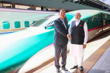 JR東日本が開発中のE10系新幹線がインドを走る!?　来日したモディ印首相が東北新幹線に乗車