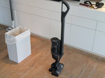 ミーレ掃除機のパワフルな吸引力を体感! フローリングの隙間もキレイに
