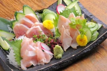 「スーパーの鶏肉を鳥刺しに」命知らずの投稿に批判殺到、子どもが真似して食中毒になったら「法的責任」問える？