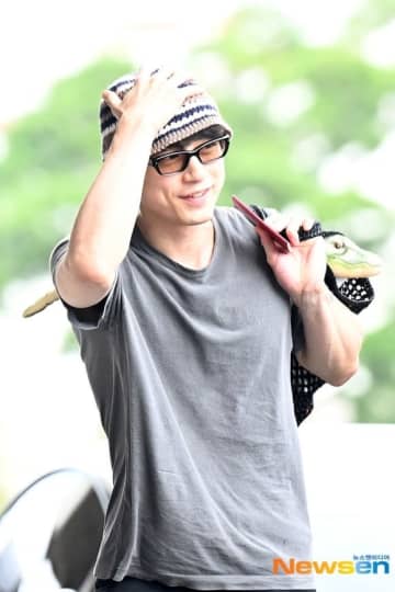 【PHOTO】坂口健太郎、韓国でのスケジュールを終えて帰国…ワニのぬいぐるみに注目（動画あり）