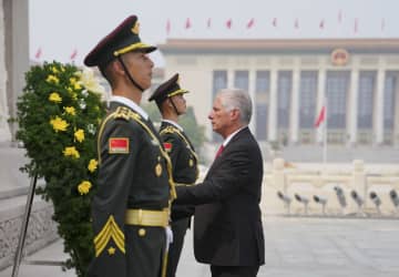 キューバ大統領、北京の人民英雄紀念碑に献花