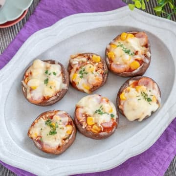 【しいたけはこうやって食べてもウマい】「意外とハマっちゃうかも」「おつまみ界の救世主だわ」しいたけで作れる簡単ピザレシピ