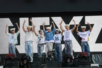 “NiziUの弟”NEXZ、初の関西冠特番『NEXZとCafeへ』の詳細が明らかに！予告映像解禁で期待感MAX