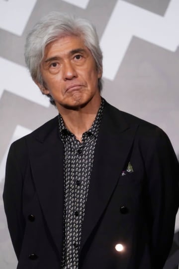 「どうした！」佐藤浩市、集合ショットで一人だけ…まさかの1枚が話題に「ビックリ」「お茶目な表情がたまらない」