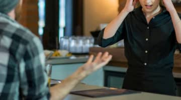 「何を言ってるのか理解できない」外国人店員に男がカスハラ。涙する女性にSNS擁護