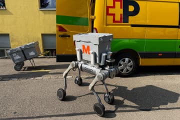 小包をドア前まで届けるロボット犬、スイスポストがテスト