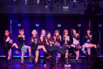 ME:I “オリコン1位”獲得の1STALBUM、SHOWCASE開催！復帰メンバーも含む9人で新曲&“9時半ダンス”を披露