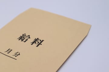 高齢者世帯の平均年収は「約300万円」で現役世帯の約半分!?税金・社会保険料を除いた「可処分所得」はどう変わる？