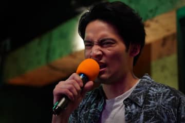 水上恒司　吉岡里帆を見つめ、名曲「田園」を熱唱　「九龍ジェネリックロマンス」本編映像