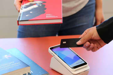 Stripe、リアル店舗に進出　専用端末とiPhoneタッチの「Stripe Terminal」