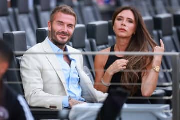 「美しい家族だ」超セレブなバカンス！ ベッカム家が“豪華大型ヨット”でオフ満喫のファミリーショットに反響！「ゴージャスすぎる」「そのボートを借りてみたい」