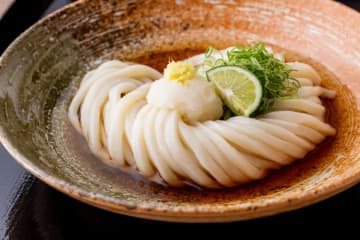 まるで“グミ”のようなうどんを楽しめる！「餅麺UDON」が品川駅港南口にオープン