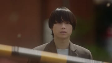 踏切の前に佇む松村北斗、遠くを見つめる高畑充希　『秒速5センチメートル』場面写真公開