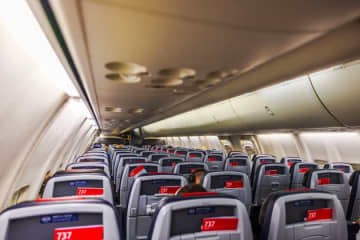 「胸元の開いたシャツ」を飛行機のCAが咎める　「大きな胸でアスレジャーは禁止？」モデルの投稿がSNSで論争に