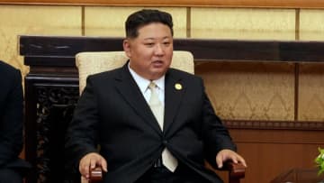 露朝首脳会談後に北朝鮮「随行員」が“謎の行動”　金総書記の椅子を拭き取りコップも回収　生体情報の流出を防ぐ狙いか