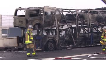 首都高湾岸線で大型トレーラー全焼…真っ赤な炎と黒煙　62歳男性運転手けがなし　横浜市