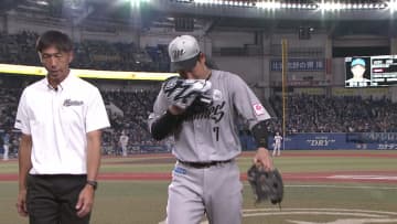 【ロッテ】藤岡裕大が3回守備の途中でベンチに下がる　直前にグラウンド上で水分補給　前日は決勝ソロ