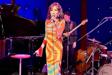 自分の楽曲が小泉今日子のデビュー曲に…今は「不倫」の曲も歌う元アイドルの思いとは