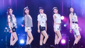ILLIT 待望の日本デビュー！やってみたいことは「番組でグルメツアー」1stシングル『時よ止まれ』発売記念ショーケースを開催