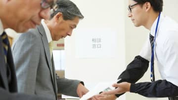 会社に戻りたい…定年後に嘆く62歳元課長、〈月収28万円〉の嘱託社員時代を忘れられず「ハローワーク通い」