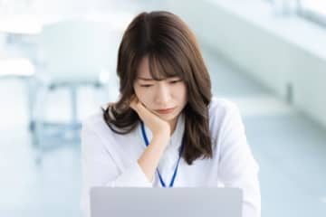 「私の給与超えられるわけないでしょ」と豪語する先輩、毎日ネットサーフィンで仕事をしないのに給料は上
