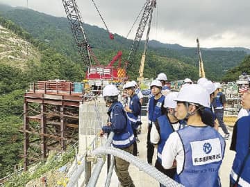 日建連北陸／金沢大大学院生招き見学会開く／利賀ダム現場で、若手技術者と交流も