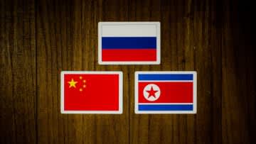 中国、ロシア、北朝鮮が軍事パレードに集結。天気も演出のうちか