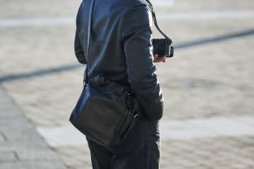 限定350個！ 内側に人気フォトグラファーの写真をプリントした本革ショルダーバッグ
