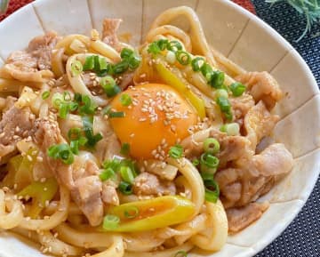 電子レンジで完成！おひとりさまランチにぴったりな「豚バラうどん」