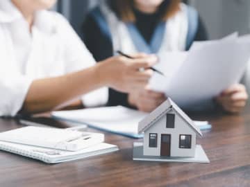 毎月の住宅ローン返済額、月収の3割を超えると「後悔」が上回る　ライフル調査