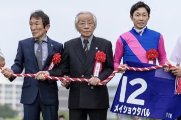 馬主・松本好雄氏を悼み、阪神競馬場に献花台と記帳台を設置
