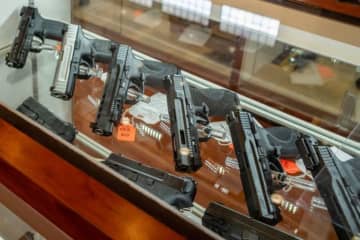 米司法省、トランスジェンダーの銃所持禁止を検討　憲法上の権利奪う恐れと専門家