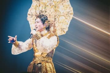 氷川きよし+KIINA. 、全国ツアー〈KIINA’S LAND〉東京公演で新曲「白睡蓮」を披露