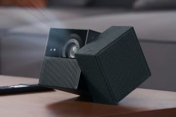 TCL、ひねって角度をつけられるキューブ型プロジェクター「PlayCube」