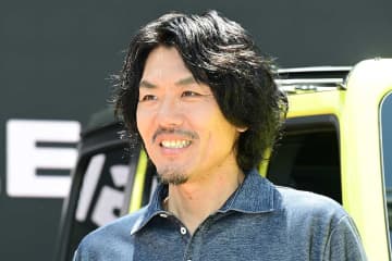 脱アフロ49歳芸人、激やせ＆髪色チェンジで騒然　イケオジ化に「カッコよすぎる！」「渋いです」