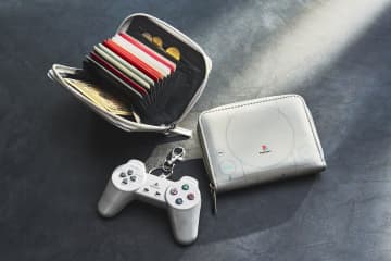 初代「PlayStation」本物そっくり財布＆スクイーズキーホルダーが付録に！　MonoMaster 11月号増刊